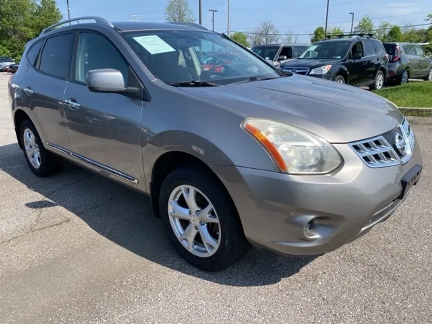 2011 Nissan Rogue SV photo 1