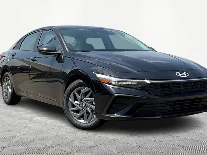 2024 Hyundai Elantra SEL photo 1
