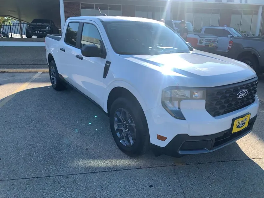 2025 Ford Maverick XLT photo 1