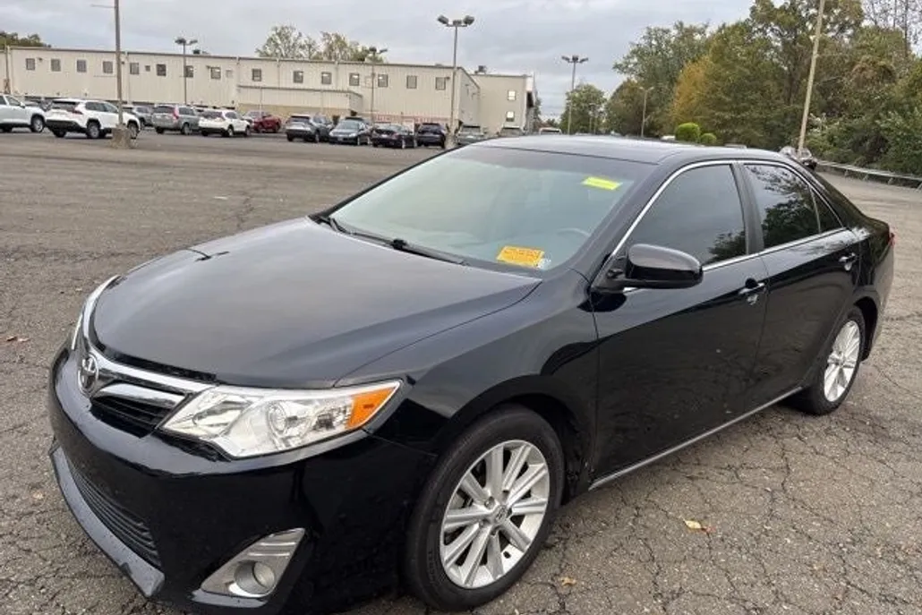 2014 Toyota Camry XLE photo 1