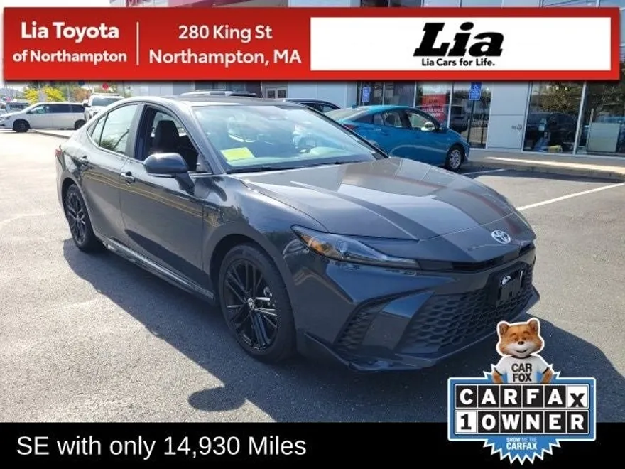 2025 Toyota Camry SE photo 1