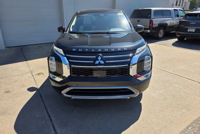 2025 Mitsubishi Outlander SE photo 1