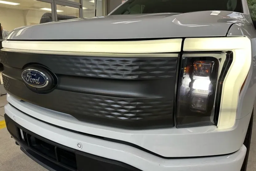 2023 Ford F-150 Lightning XLT photo 1