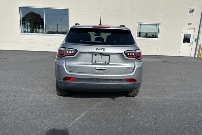 2017 Jeep Compass Latitude photo 1