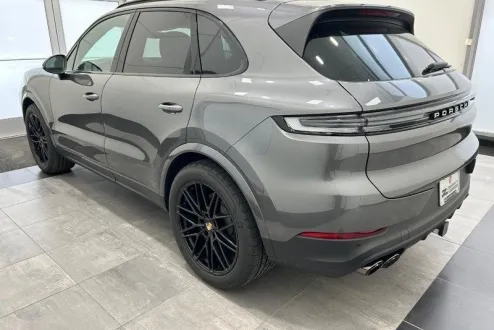 2024 Porsche Cayenne Base photo 3