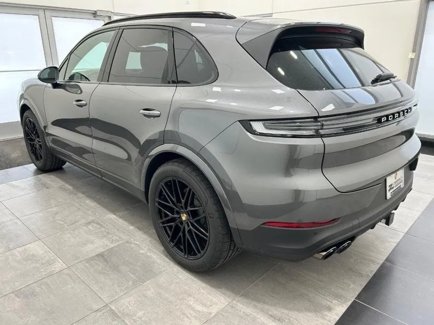 2024 Porsche Cayenne Base photo 3