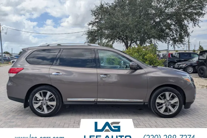 2013 Nissan Pathfinder Platinum photo 1