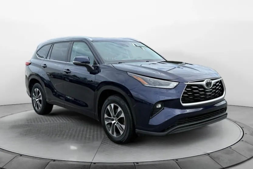 2021 Toyota Highlander XLE photo 1
