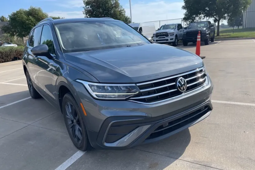 2023 Volkswagen Tiguan SE photo 1