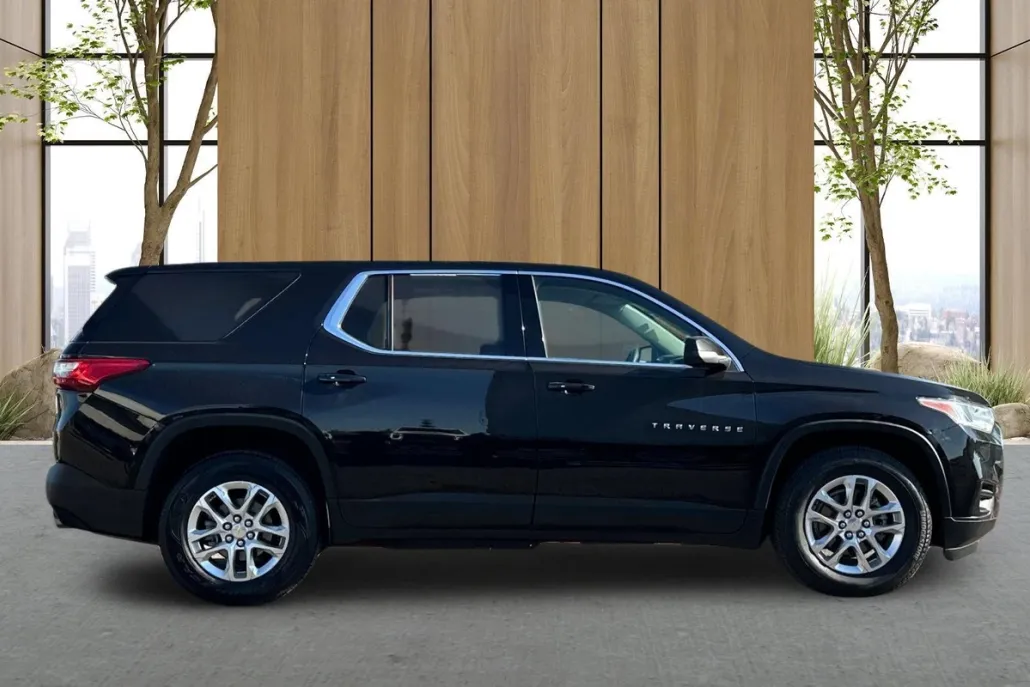 2021 Chevrolet Traverse LS photo 1