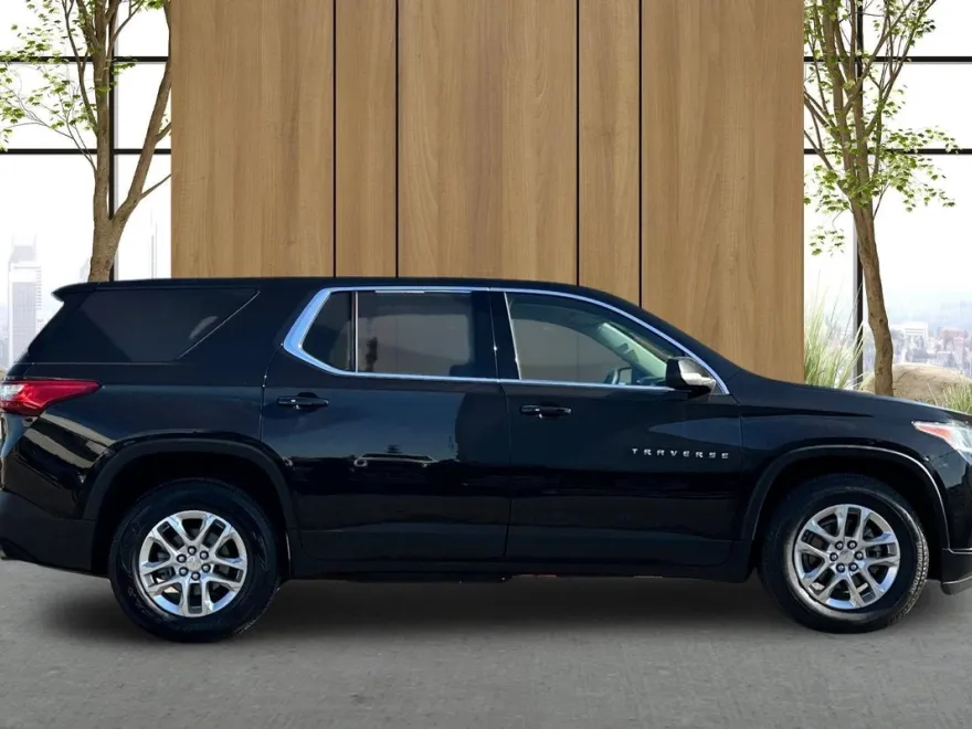 2021 Chevrolet Traverse LS photo 1