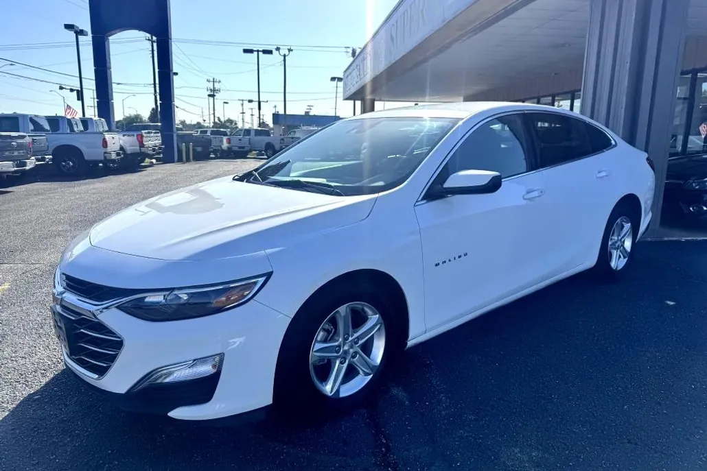2021 Chevrolet Malibu photo 1