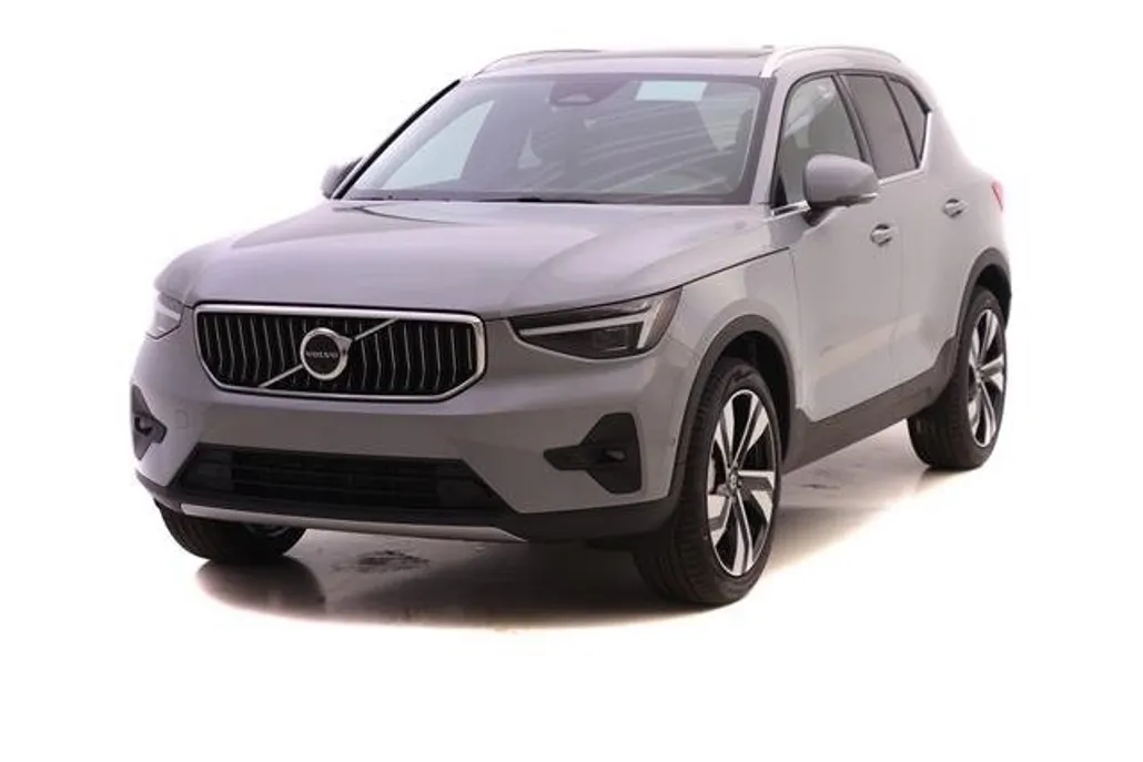 2025 Volvo XC40 photo 1