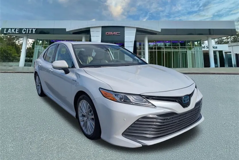 2020 Toyota Camry Hybrid XLE photo 1