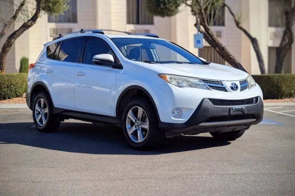2015 Toyota RAV4 XLE photo 1