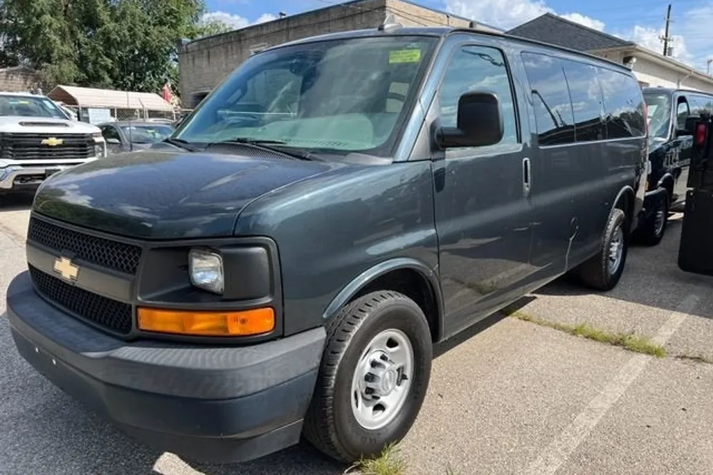 2017 Chevrolet Express Passenger 2500 LS photo 1