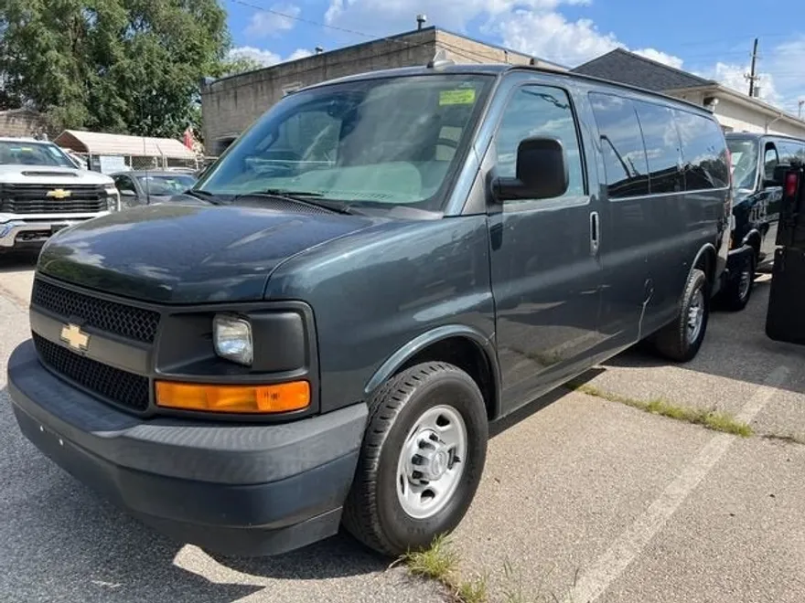 2017 Chevrolet Express Passenger 2500 LS photo 1