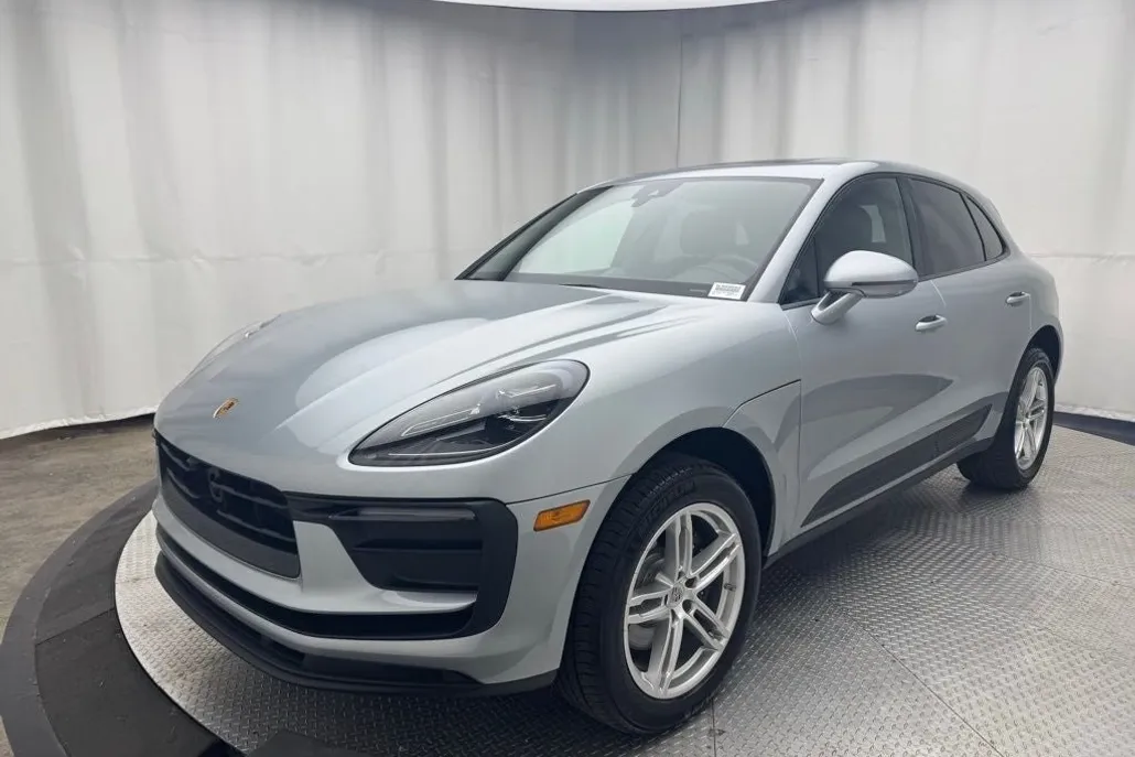 2025 Porsche Macan Base photo 1