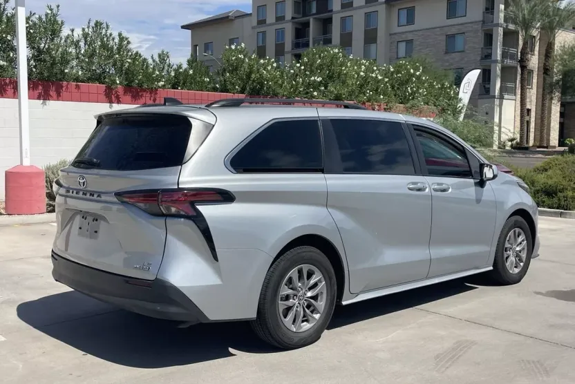 2022 Toyota Sienna LE photo 1