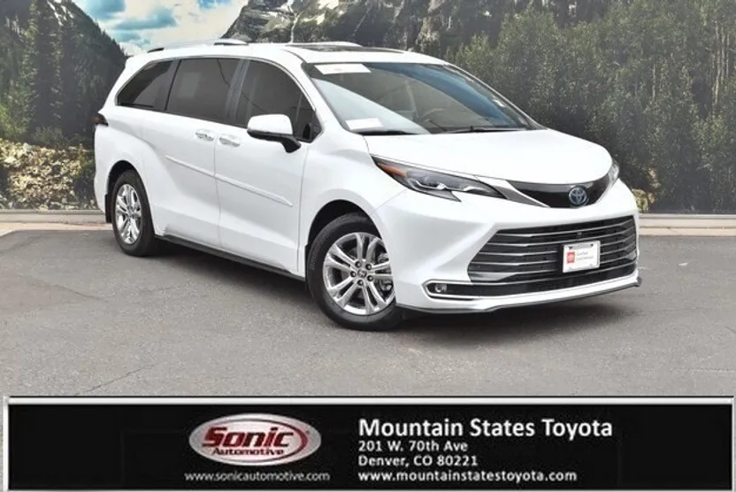 2024 Toyota Sienna Platinum photo 1