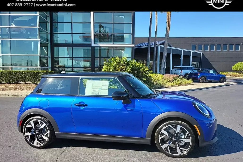 2025 Mini Cooper 2 Door Hardtop Iconic photo 1