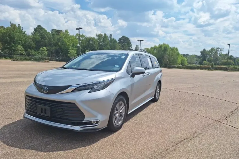 2024 Toyota Sienna XLE photo 1
