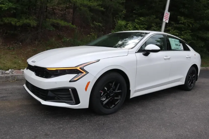2025 Kia K5 LXS photo 1