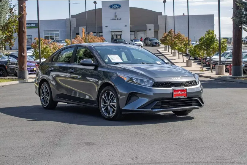 2023 Kia Forte LXS photo 1