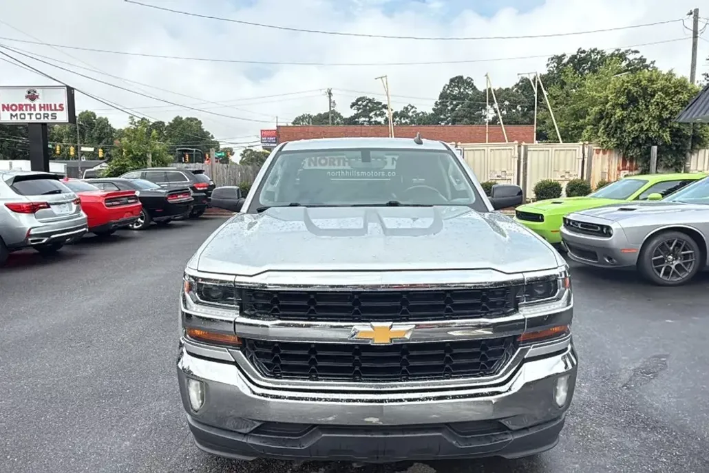 2017 Chevrolet Silverado 1500 LT photo 1
