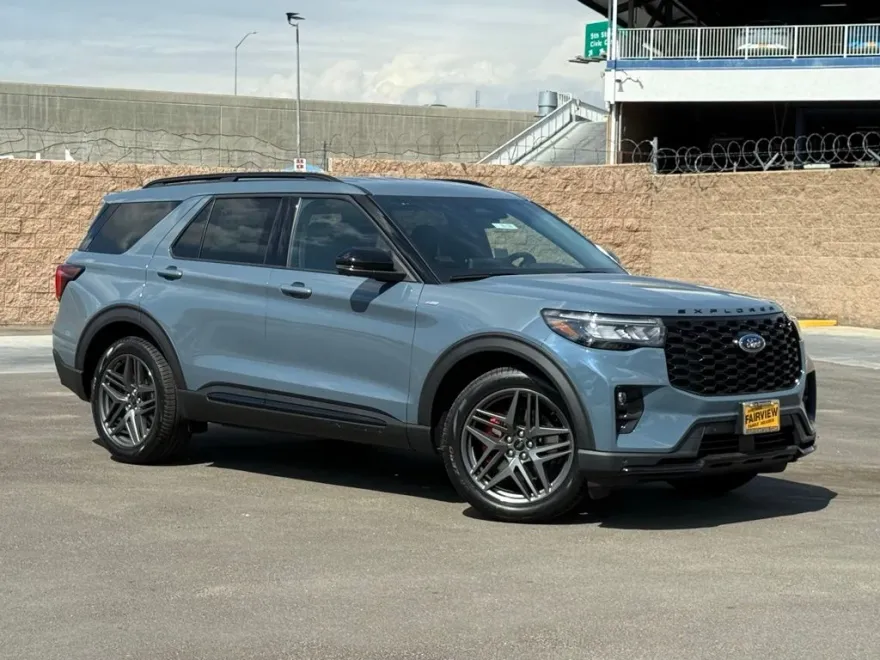 2025 Ford Explorer ST-Line photo 1