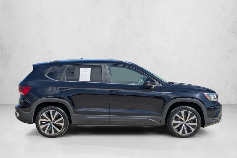2023 Volkswagen Taos SE photo 1