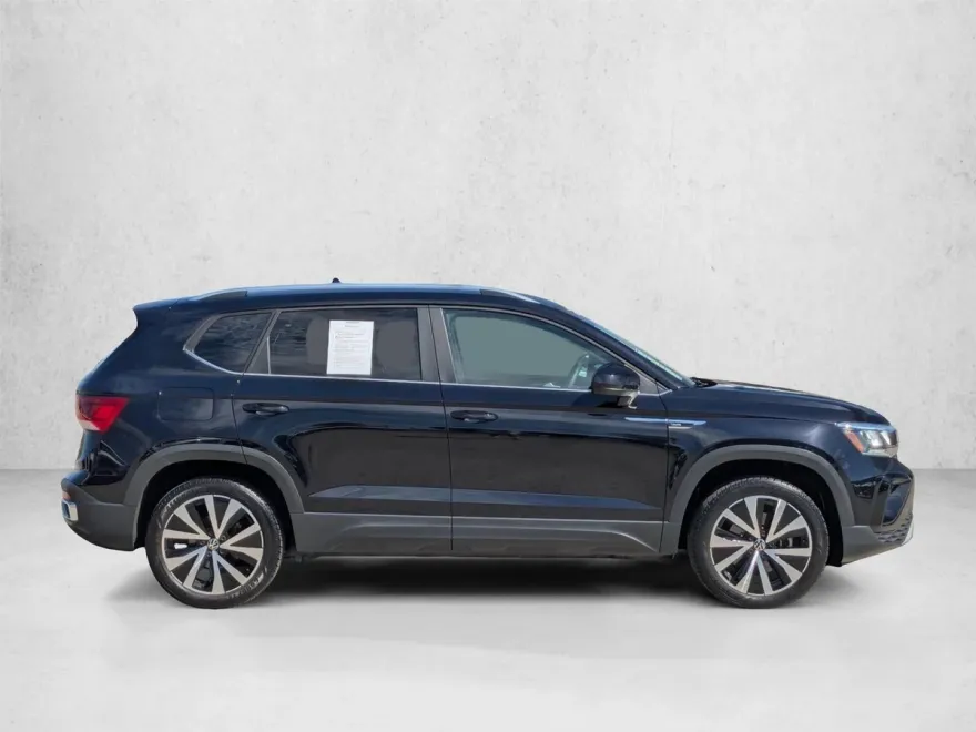 2023 Volkswagen Taos SE photo 1