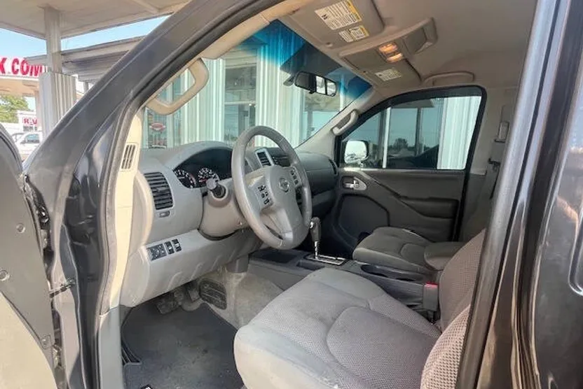 2015 Nissan Frontier SV photo 1