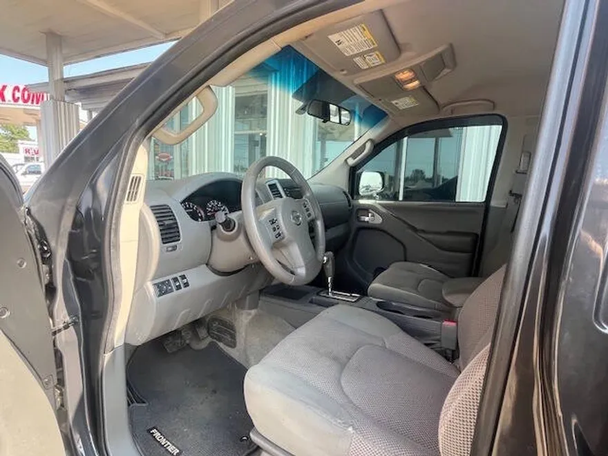 2015 Nissan Frontier SV photo 1