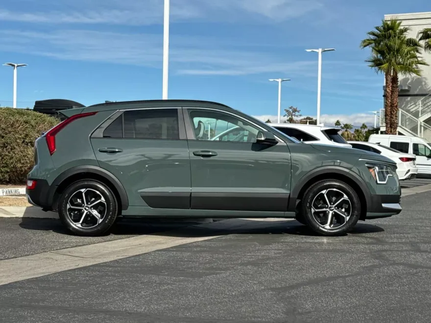 2025 Kia Niro EX photo 1