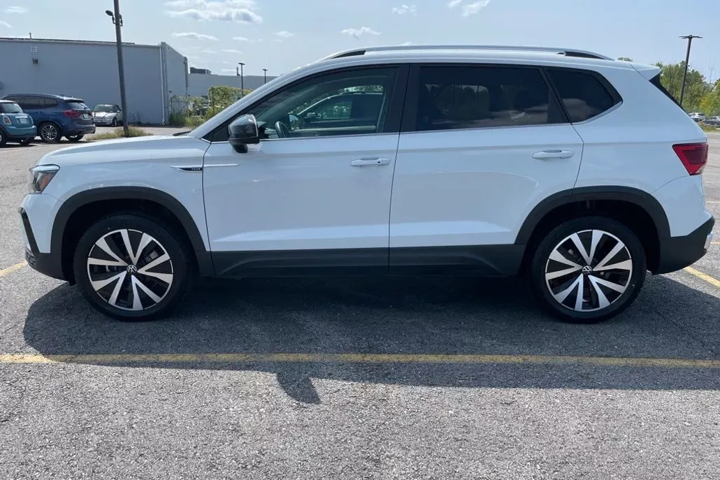 2022 Volkswagen Taos SE photo 1