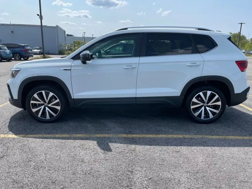 2022 Volkswagen Taos SE photo 1