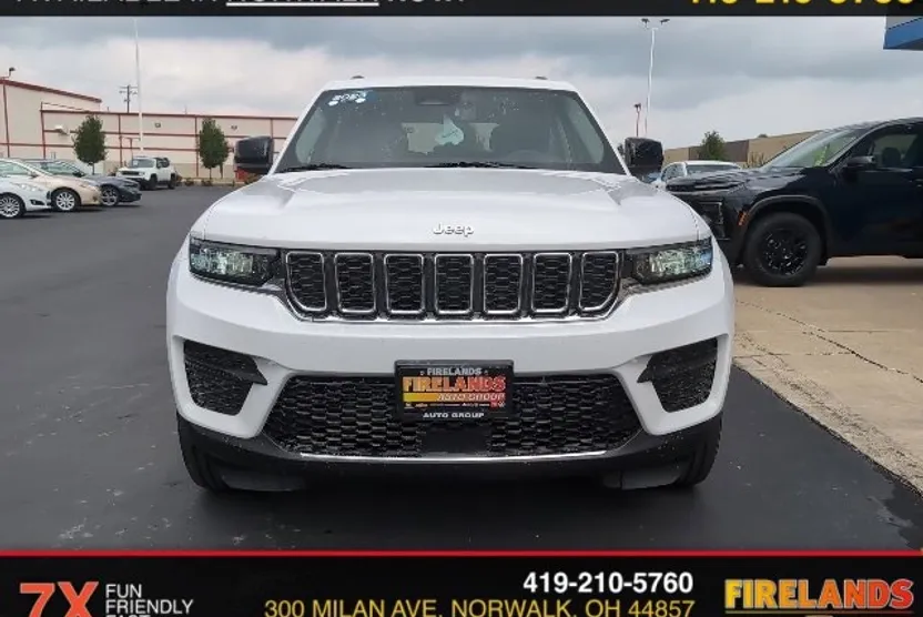 2023 Jeep Grand Cherokee Laredo photo 1