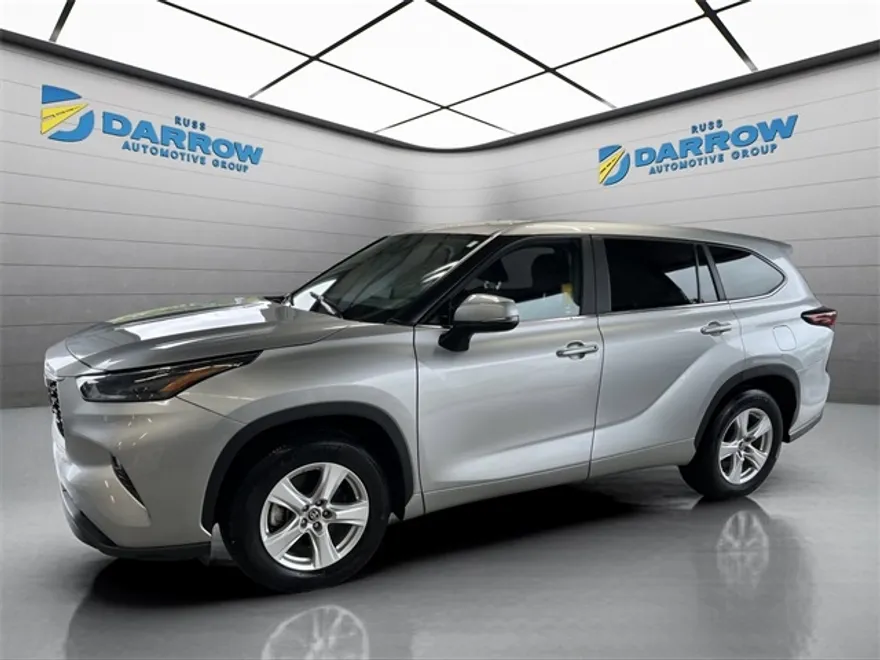 2024 Toyota Highlander LE photo 1
