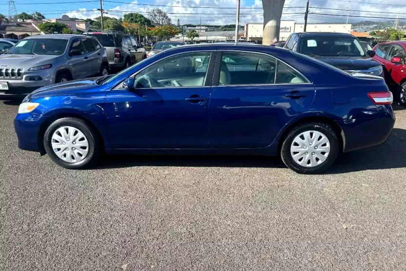 2010 Toyota Camry LE photo 1