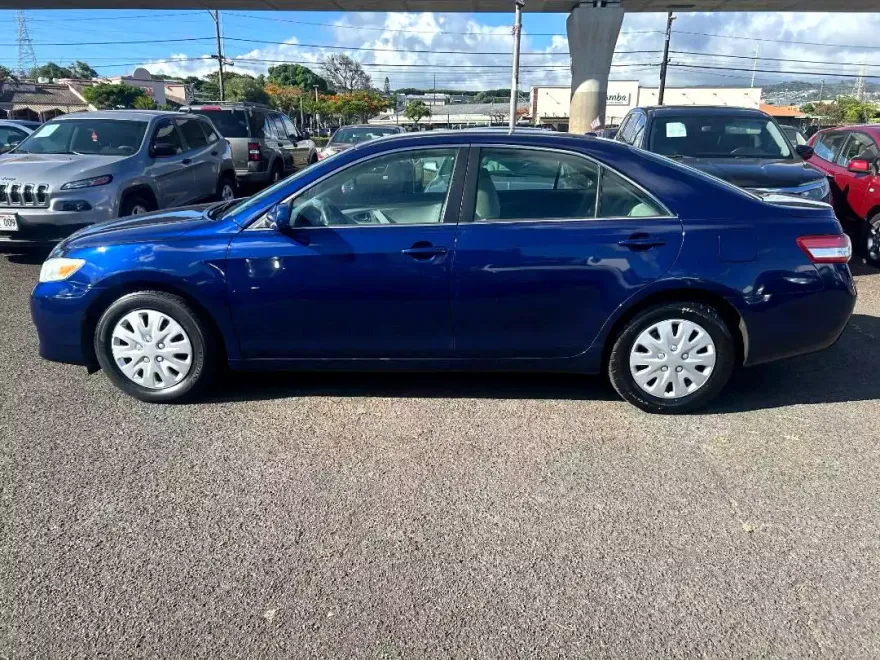 2010 Toyota Camry LE photo 1