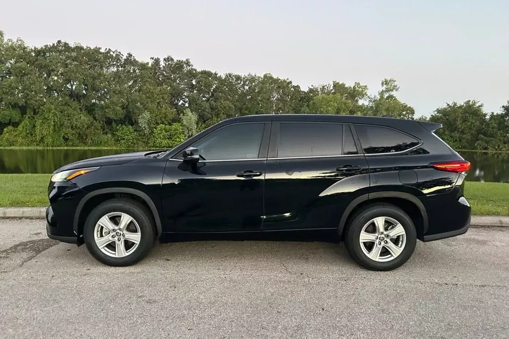 2023 Toyota Highlander L photo 1