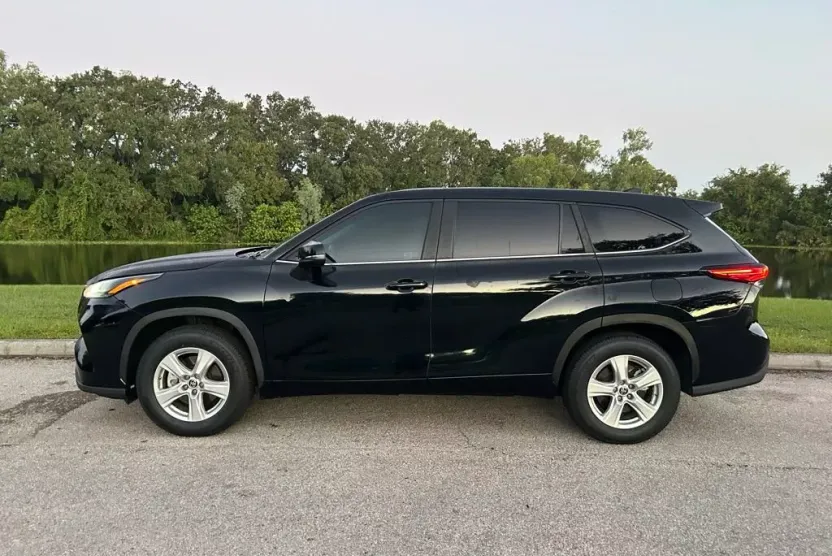 2023 Toyota Highlander L photo 1