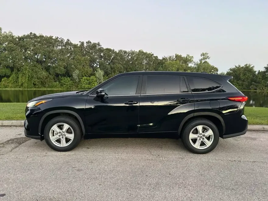 2023 Toyota Highlander L photo 1