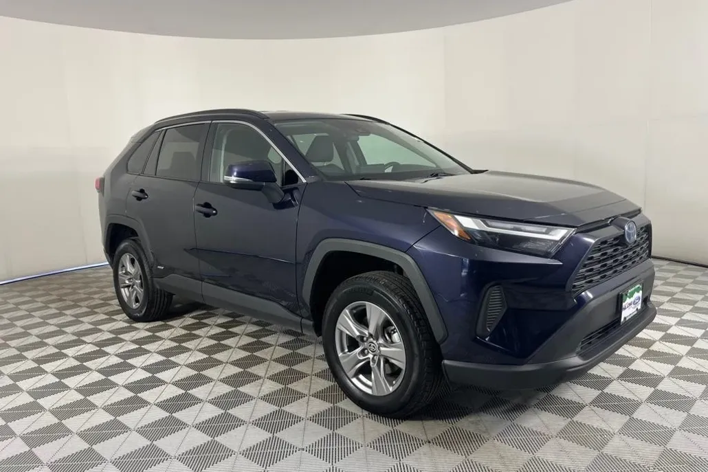2024 Toyota RAV4 Hybrid XLE photo 1