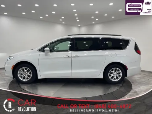 2022 Chrysler Pacifica Touring L photo 4