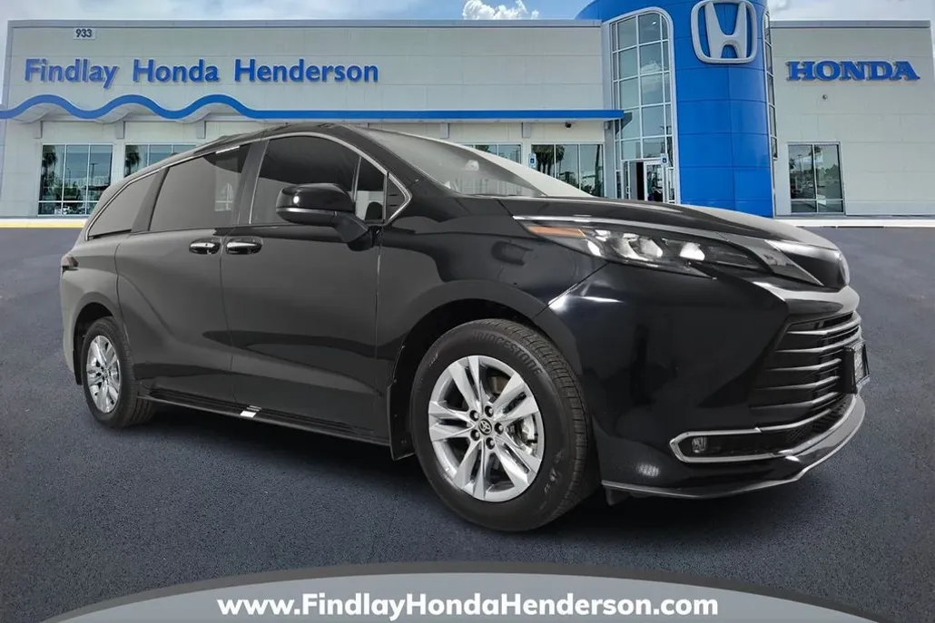 2024 Toyota Sienna XLE photo 1