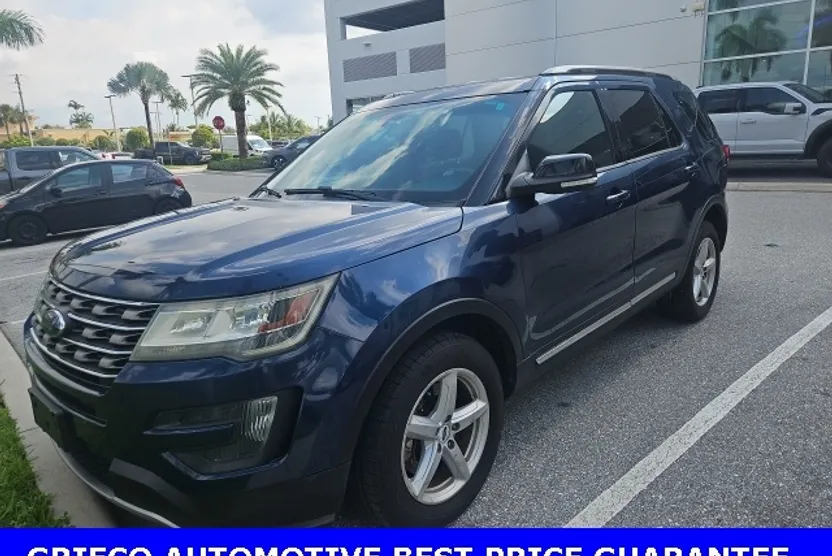 2016 Ford Explorer XLT photo 1