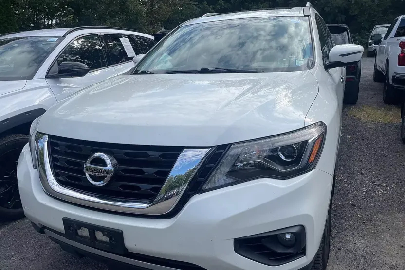 2017 Nissan Pathfinder Platinum photo 1