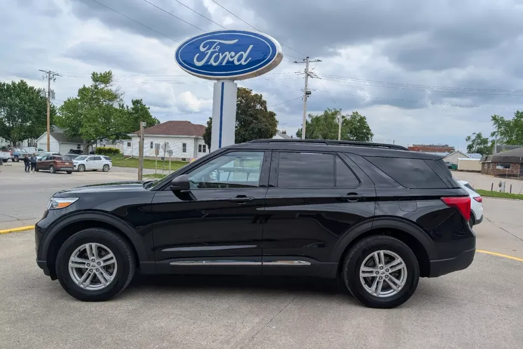 2023 Ford Explorer XLT photo 1